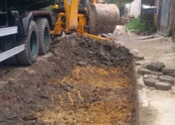 Prefeitura de Caraguatatuba troca bloquetes e nivela avenida no Massaguaçu