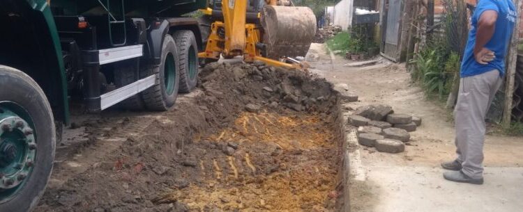 Prefeitura de Caraguatatuba troca bloquetes e nivela avenida no Massaguaçu