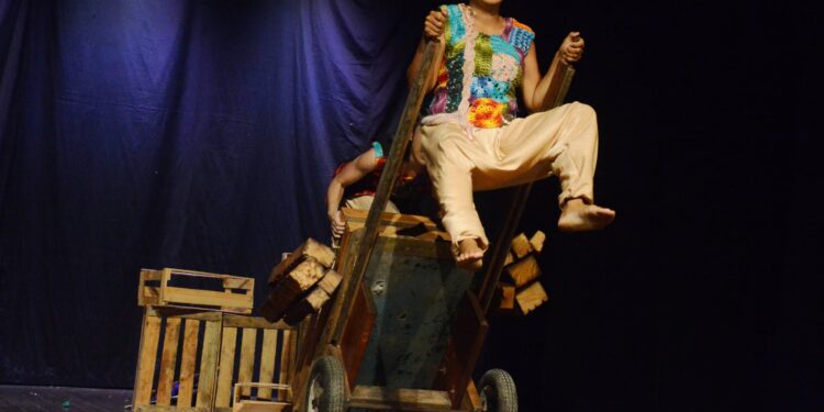 Auditório da FUNDACC recebe espetáculo gratuito ‘A Fabulosa Estripulia – do Sertão à Fantasia’