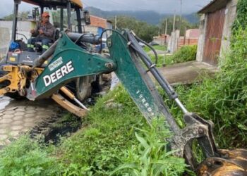 Região Sul de Caraguatatuba recebe ação de limpeza de vala, roçada e manutenção