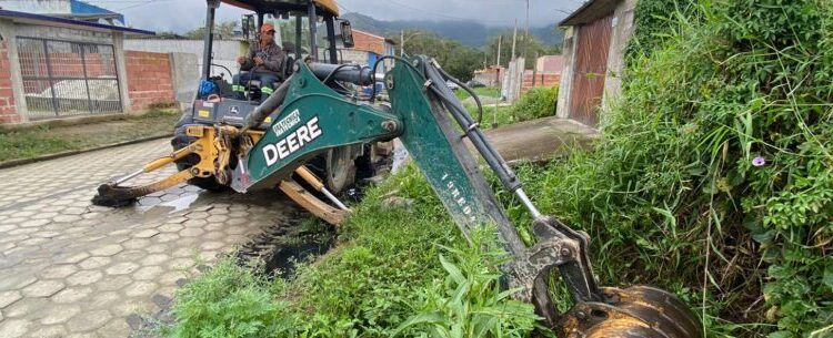 Região Sul de Caraguatatuba recebe ação de limpeza de vala, roçada e manutenção