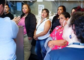 Moradores do Residencial Getuba terminam curso de hotelaria em Caraguatatuba