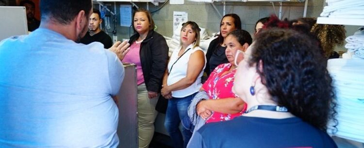 Moradores do Residencial Getuba terminam curso de hotelaria em Caraguatatuba