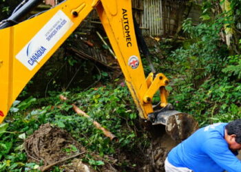 Prefeitura de Caraguatatuba realiza limpeza de vala e repara caixa de inspeção no Sumaré
