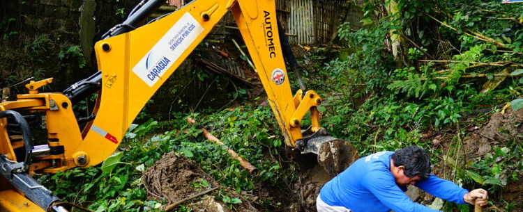 Prefeitura de Caraguatatuba realiza limpeza de vala e repara caixa de inspeção no Sumaré