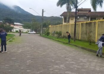 Bairros de Caraguatatuba recebem roçada e limpeza nesta quarta-feira