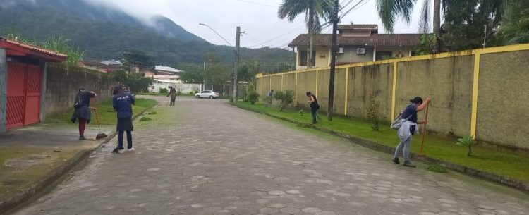Bairros de Caraguatatuba recebem roçada e limpeza nesta quarta-feira