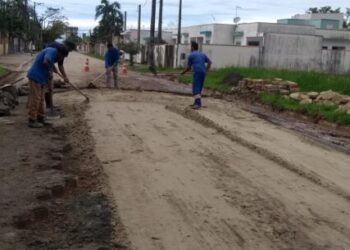 Caraguatatuba realiza nivelamento e recolocação de bloquetes em ruas do Massaguaçu e Ponte Seca