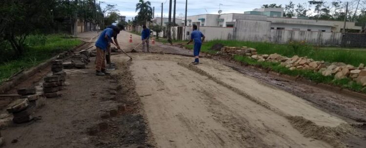 Caraguatatuba realiza nivelamento e recolocação de bloquetes em ruas do Massaguaçu e Ponte Seca