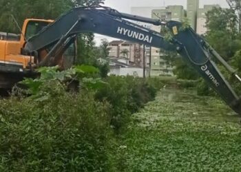 Caraguatatuba realiza desassoreamento preventivo de vala de drenagem na Martim de Sá