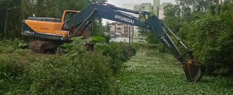 Caraguatatuba realiza desassoreamento preventivo de vala de drenagem na Martim de Sá