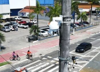 Prefeito de Caraguatatuba acompanha instalação de câmeras de monitoramento na cidade