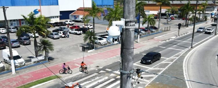 Prefeito de Caraguatatuba acompanha instalação de câmeras de monitoramento na cidade