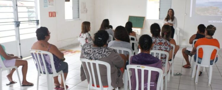 Prefeitura de Caraguatatuba promove palestra sobre meio ambiente e recuperação contra drogas a moradores do Jetuba