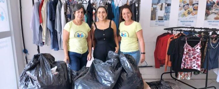 Fundo Social de Caraguatatuba recebe doação de 330 peças de roupas e campanha de arrecadação continua