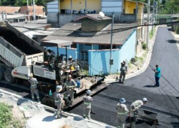 Prefeito de Caraguatatuba assina ordem de serviço para Fases II e III do Programa de Pavimentação