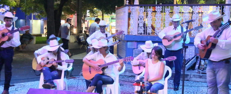 Projeto Viola na Praça faz penúltima apresentação do ano nesta sexta-feira