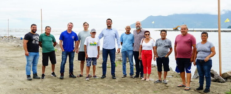 Dia do Rio: Prefeito de Caraguatatuba e pescadores visitam obras no Rio do Juqueriquerê