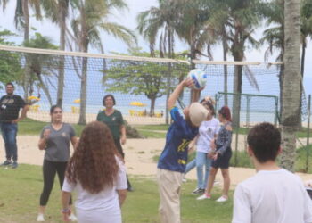 Praia Acessível e Espaço Aventura tem dia de intercambio entre escolas bilíngues de Caragua e São José