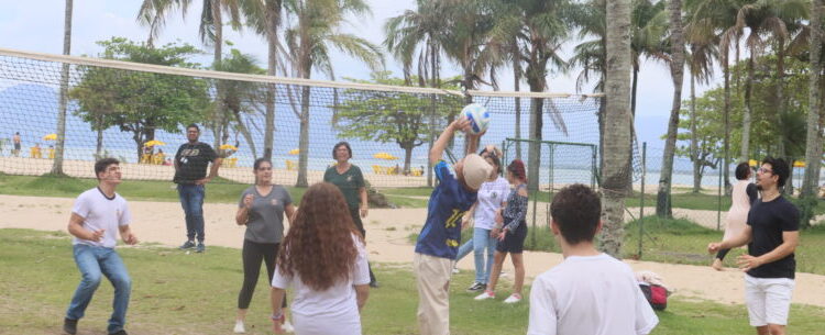 Praia Acessível e Espaço Aventura tem dia de intercambio entre escolas bilíngues de Caragua e São José