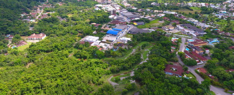 Prefeitura de Caraguatatuba integra mutirão de limpeza do rio e praia da Tabatinga