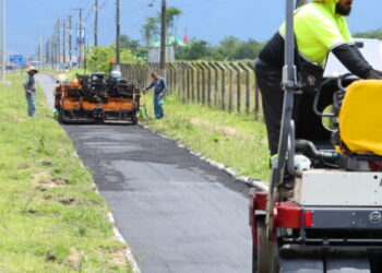 Novo pavimento é implantado nas obras de revitalização da ciclovia de Caraguatatuba