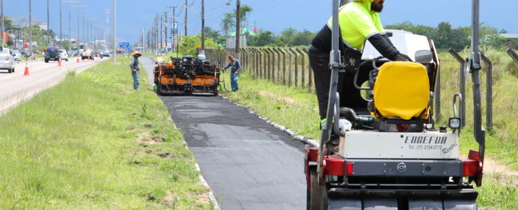 Novo pavimento é implantado nas obras de revitalização da ciclovia de Caraguatatuba