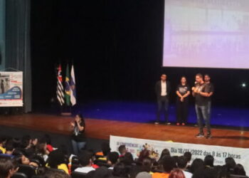 Conferência Lúdica reúne cerca de 250 crianças e adolescentes no Teatro Mário Covas