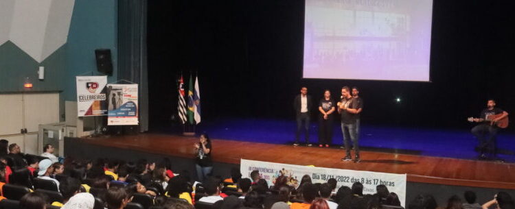 Conferência Lúdica reúne cerca de 250 crianças e adolescentes no Teatro Mário Covas