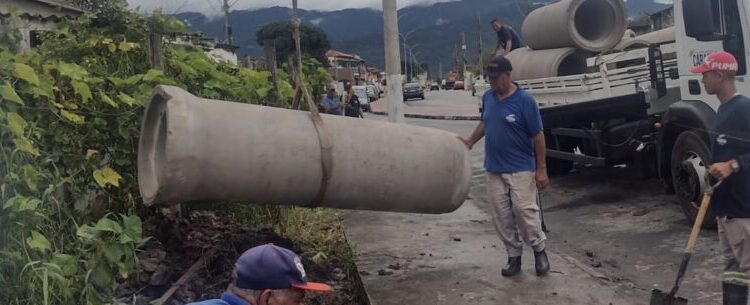 Prefeitura de Caraguatatuba instala 35 metros de tubulação para fechamento de vala no Tinga