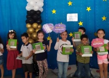 Escritores mirins lançam livros em escola de Caraguatatuba