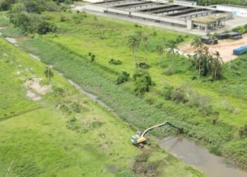 Nova máquina dobra capacidade de limpeza de vala em Caraguatatuba