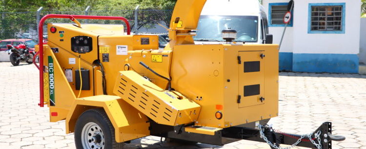 Caraguatatuba recebe máquina trituradora de folhas e galhos e dobra serviço no município