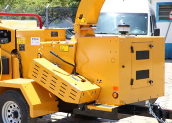 Caraguatatuba recebe máquina trituradora de folhas e galhos e dobra serviço no município