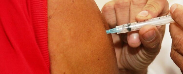 Sala de vacina das Unidades Básicas de Saúde de Caraguatatuba funcionam meio período nesta sexta-feira