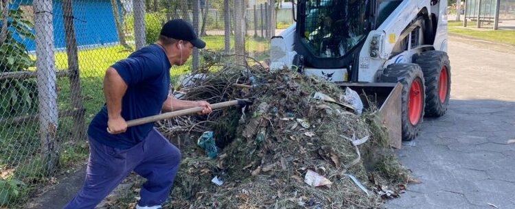 Ruas da Região Sul de Caraguatatuba recebem limpeza e roçada nesta quinta-feira
