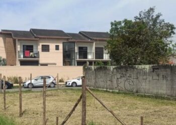 Fiscalização da Prefeitura de Caraguatatuba impede invasão de área pública no bairro Praia das Palmeiras