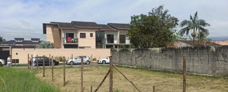 Fiscalização da Prefeitura de Caraguatatuba impede invasão de área pública no bairro Praia das Palmeiras