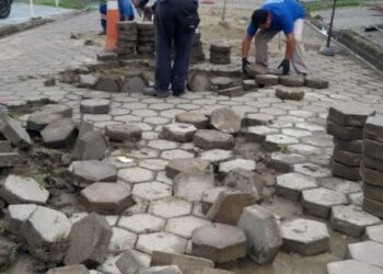 Jardim Jaqueira recebe recolocação de bloquetes e reparo de sarjeta