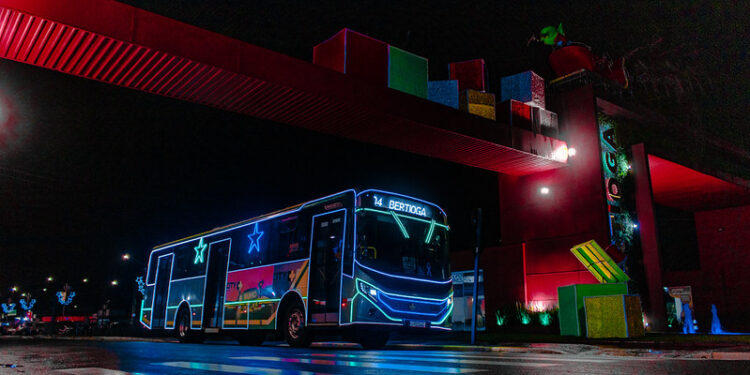 Ônibus iluminado começa a circular em Bertioga
