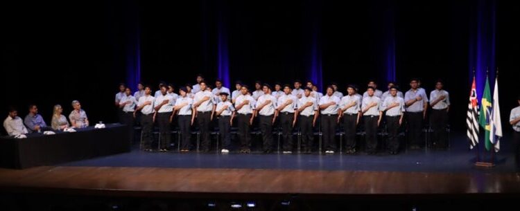 PREFEITURA FORMA 4ª TURMA DA GUARDA MIRIM DE CARAGUATATUBA E MAIS DE 200 JOVENS PASSAM PELO PROJETO