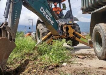 Prefeitura realiza serviço preventivo de limpeza de valas na região sul de Caraguatatuba