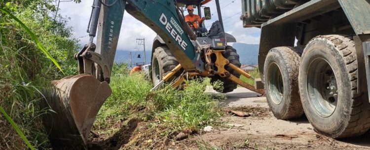 Prefeitura realiza serviço preventivo de limpeza de valas na região sul de Caraguatatuba