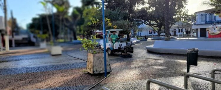 Prefeitura de Caraguatatuba intensifica limpeza de áreas públicas