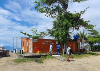 Prefeitura de Caraguatatuba realiza vistoria em quiosques da Praia da Mococa