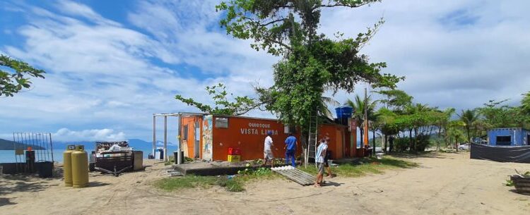 Prefeitura de Caraguatatuba realiza vistoria em quiosques da Praia da Mococa