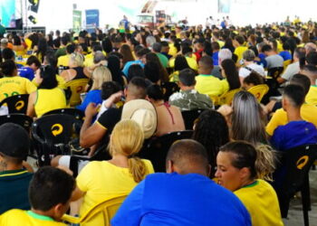 Caraguá em Copa: torcedores podem acompanhar Brasil x Croácia com doação de roupa ou alimento