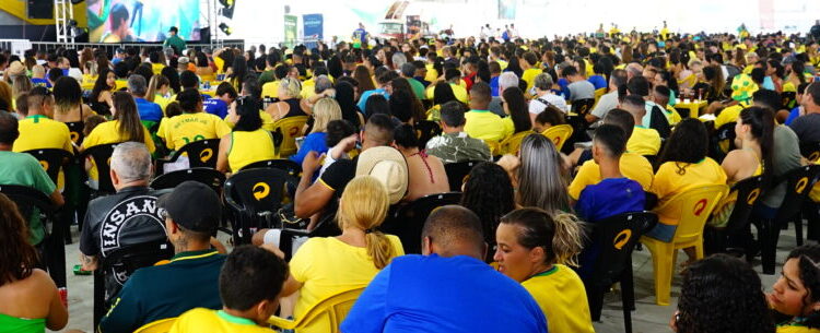Caraguá em Copa: torcedores podem acompanhar Brasil x Croácia com doação de roupa ou alimento