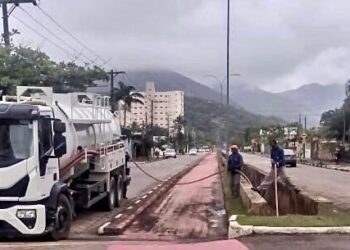 Prefeitura de Caraguatatuba limpa e desobstrui galerias pluviais na Martim de Sá após temporal