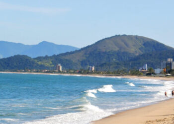 Prefeitura de Caraguatatuba monta operação especial de limpeza de praias na alta temporada